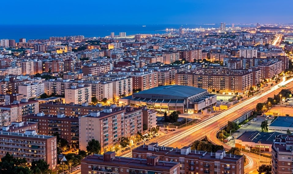 Vistas de las calles y bloques de pisos residenciales del barrio de El Remei y Sant Adrià en Badalona